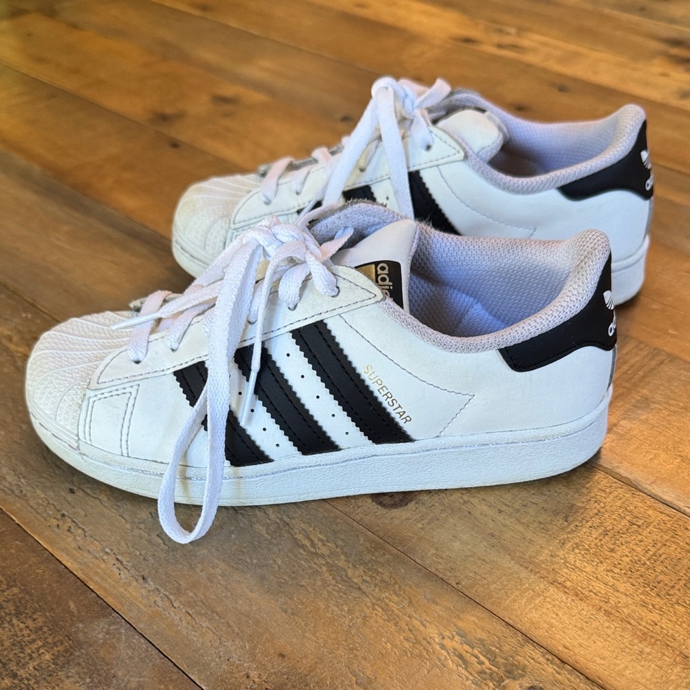 Adidas Kids superstar. Ortholite White and Black Sneakers size 2 girls EUC